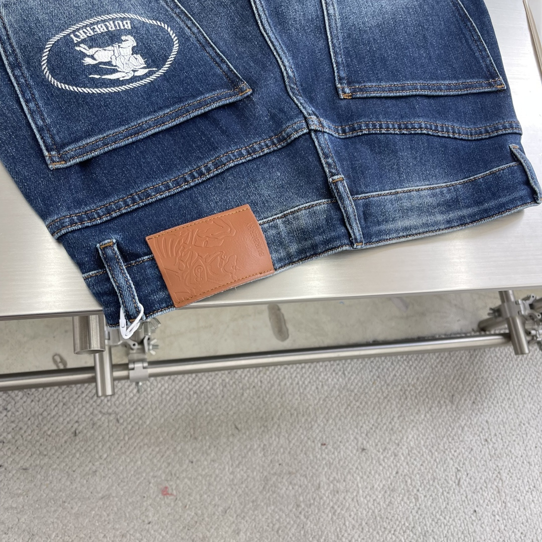 

-BBR    25早秋新款牛仔裤 面料带弹力 舒适度高 版型好 后口袋经典战马刺绣设计 牛仔蓝色带