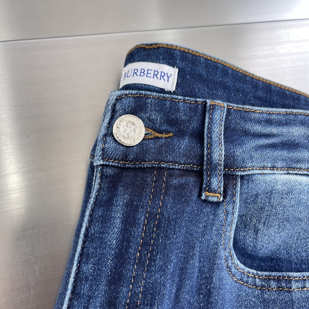 

-BBR    25早秋新款牛仔裤 面料带弹力 舒适度高 版型好 后口袋经典战马刺绣设计 牛仔蓝色带