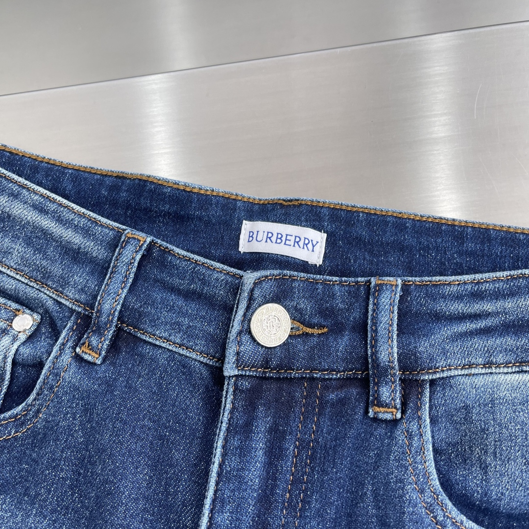 

-BBR    25早秋新款牛仔裤 面料带弹力 舒适度高 版型好 后口袋经典战马刺绣设计 牛仔蓝色带