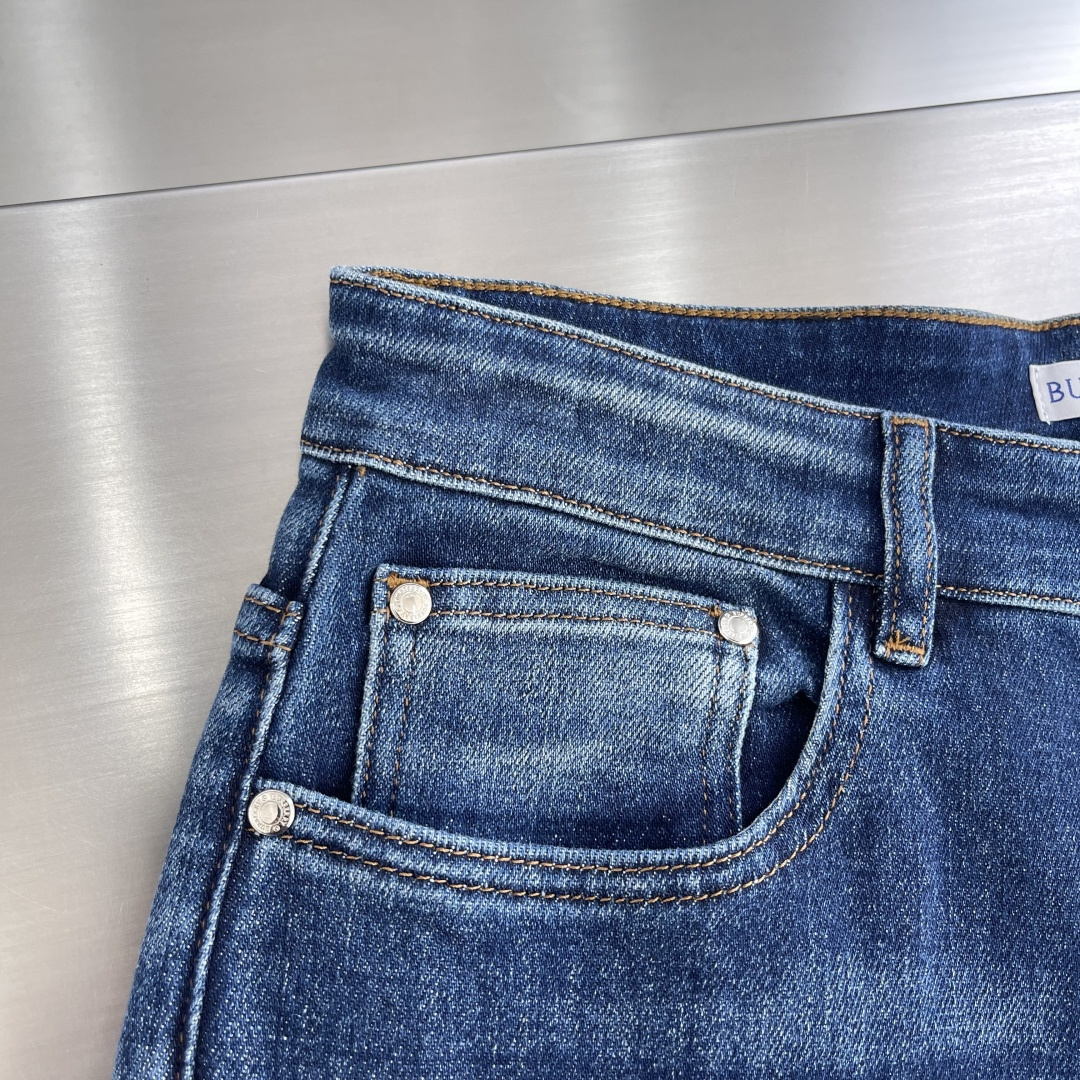 

-BBR    25早秋新款牛仔裤 面料带弹力 舒适度高 版型好 后口袋经典战马刺绣设计 牛仔蓝色带