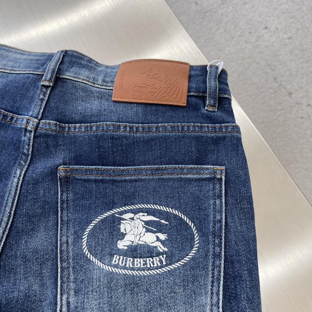 

-BBR    25早秋新款牛仔裤 面料带弹力 舒适度高 版型好 后口袋经典战马刺绣设计 牛仔蓝色带