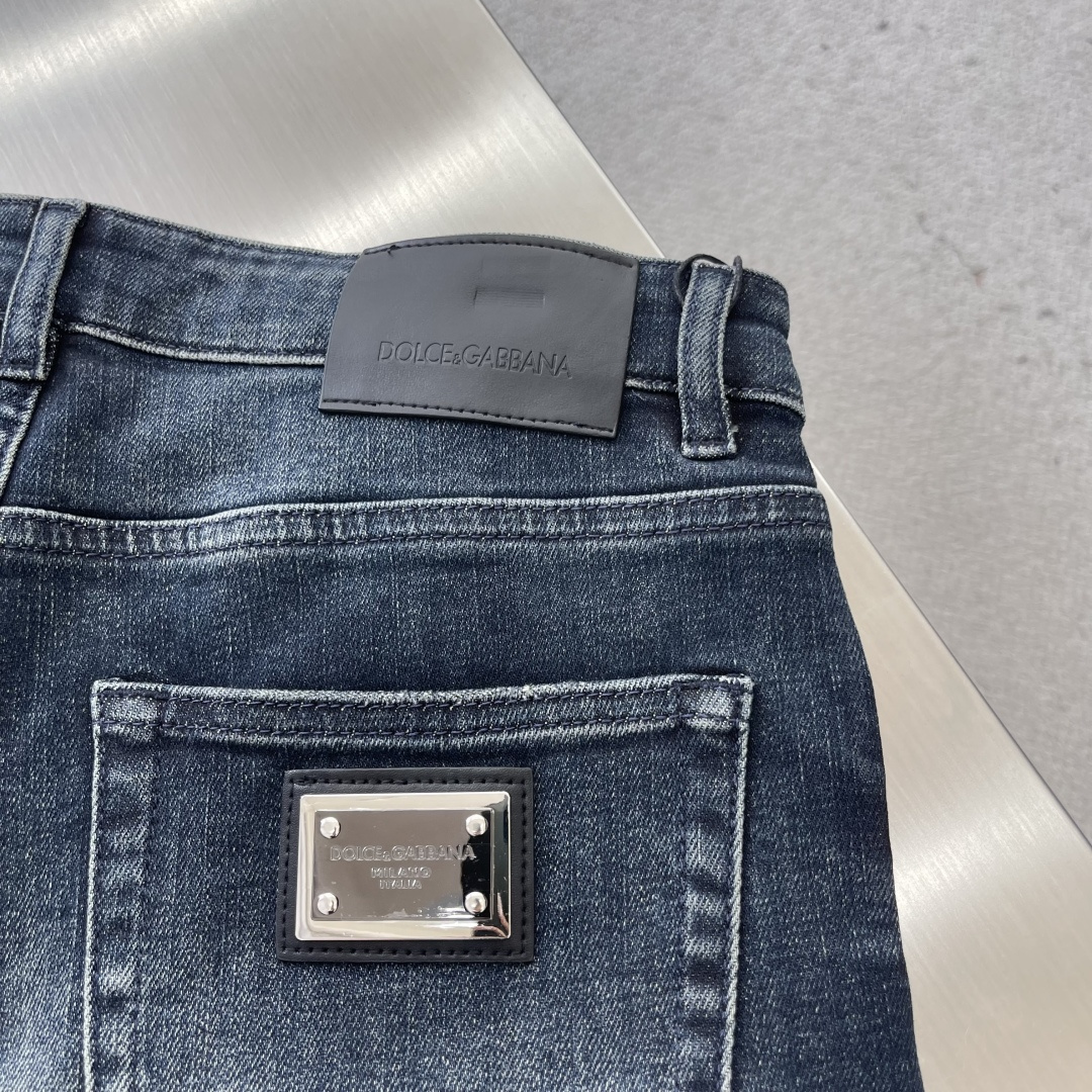 

-DG   2025fw男士水洗牛仔裤 
贸易级别的代工品,数量极其稀少.精良精细的制作工艺程度已经