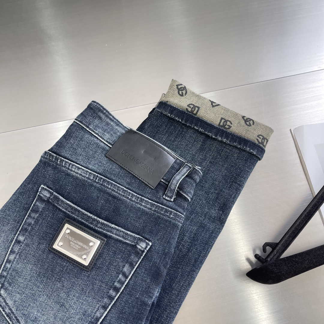 

-DG   2025fw男士水洗牛仔裤 
贸易级别的代工品,数量极其稀少.精良精细的制作工艺程度已经