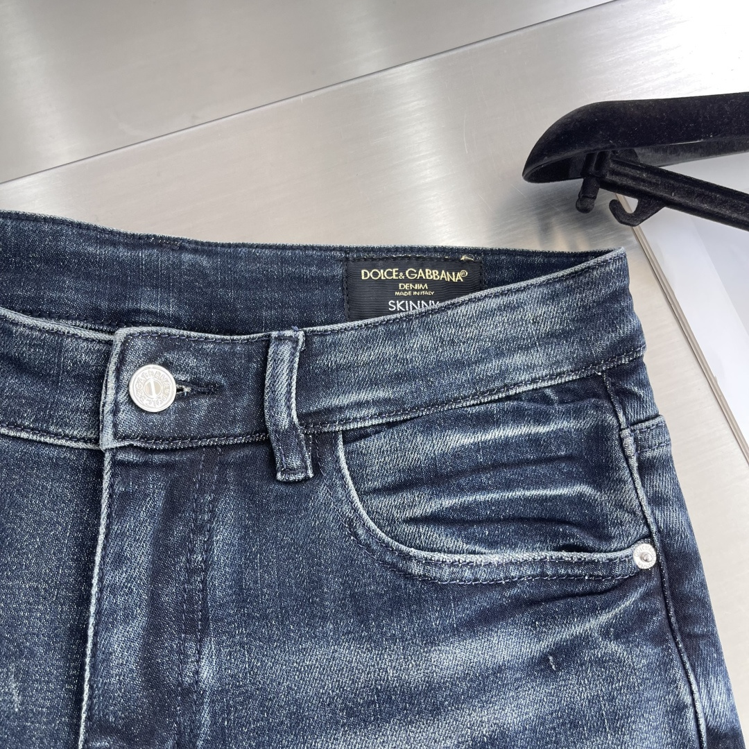 

-DG   2025fw男士水洗牛仔裤 
贸易级别的代工品,数量极其稀少.精良精细的制作工艺程度已经