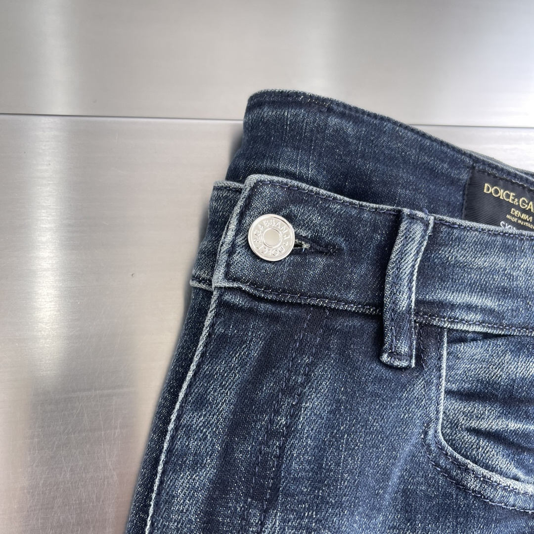 

-DG   2025fw男士水洗牛仔裤 
贸易级别的代工品,数量极其稀少.精良精细的制作工艺程度已经