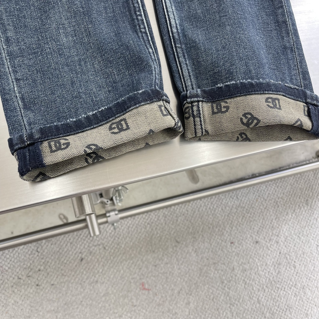 

-DG   2025fw男士水洗牛仔裤 
贸易级别的代工品,数量极其稀少.精良精细的制作工艺程度已经