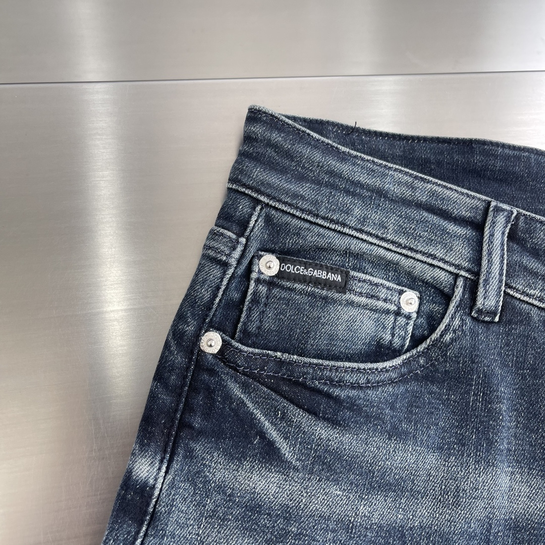 

-DG   2025fw男士水洗牛仔裤 
贸易级别的代工品,数量极其稀少.精良精细的制作工艺程度已经