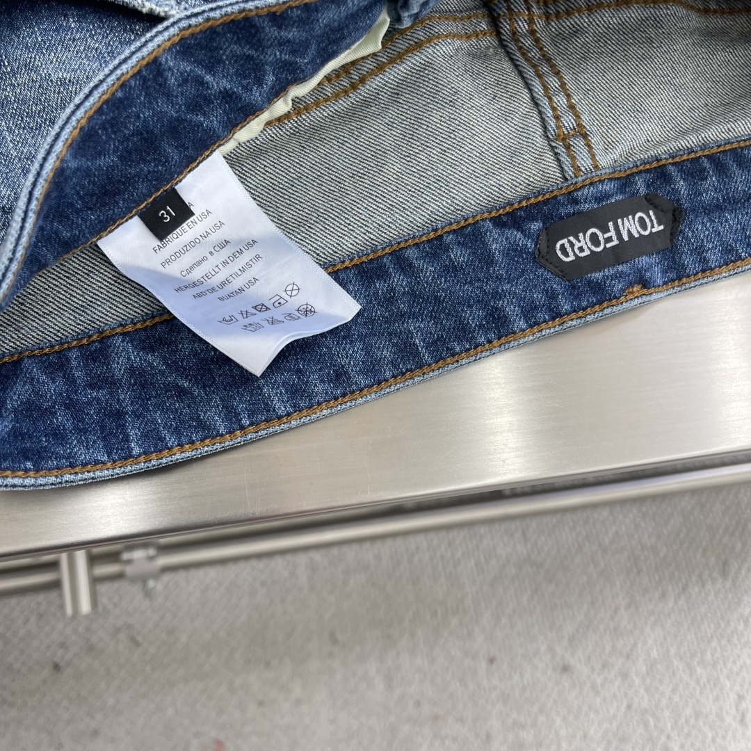 

-Tom Ford   25fw新款牛仔长裤
纹路很漂亮的牛仔。
在于细节、在于品质。
国内顶级牛仔