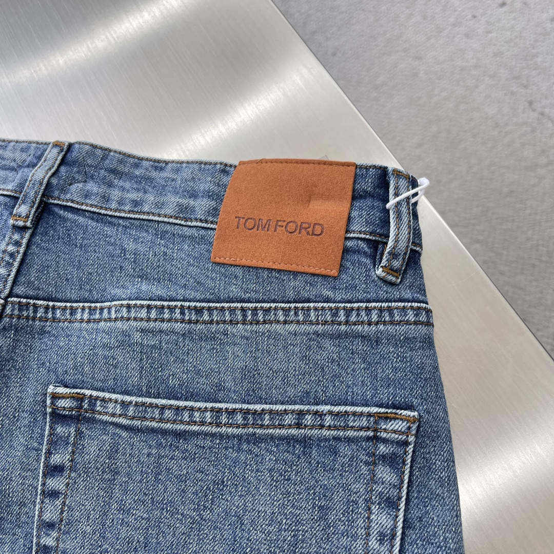

-Tom Ford   25fw新款牛仔长裤
纹路很漂亮的牛仔。
在于细节、在于品质。
国内顶级牛仔