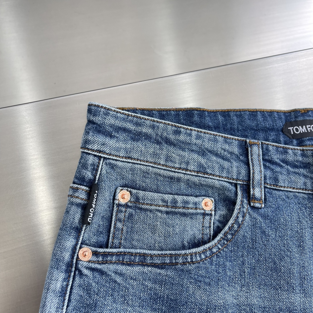 

-Tom Ford   25fw新款牛仔长裤
纹路很漂亮的牛仔。
在于细节、在于品质。
国内顶级牛仔