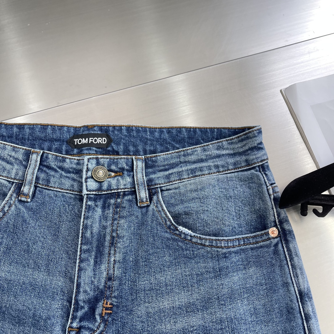 

-Tom Ford   25fw新款牛仔长裤
纹路很漂亮的牛仔。
在于细节、在于品质。
国内顶级牛仔