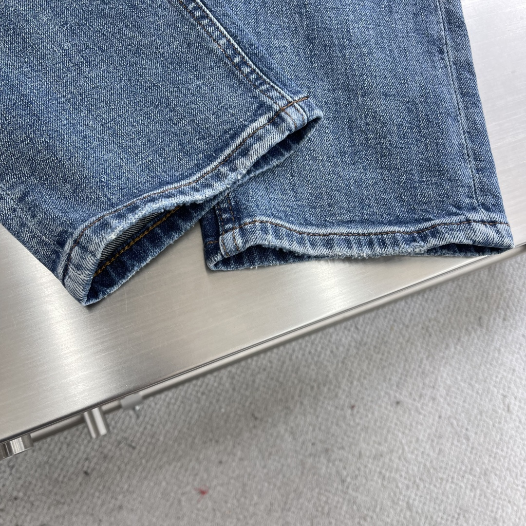 

-Tom Ford   25fw新款牛仔长裤
纹路很漂亮的牛仔。
在于细节、在于品质。
国内顶级牛仔