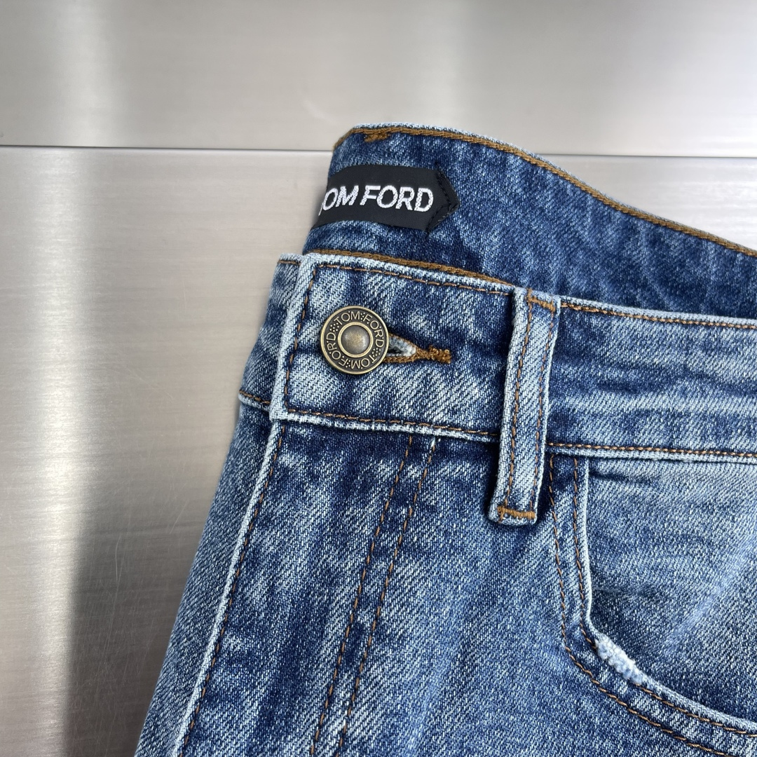 

-Tom Ford   25fw新款牛仔长裤
纹路很漂亮的牛仔。
在于细节、在于品质。
国内顶级牛仔