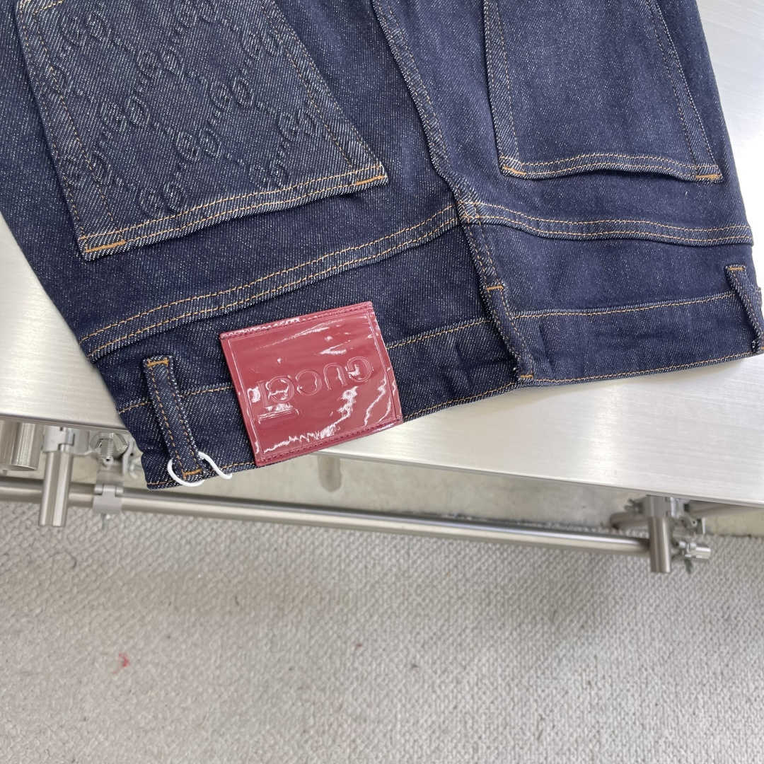 

-GUCC 2025早秋新款男士牛仔裤！
贸易级别的代工品,数量极其稀少.精良精细的制作工艺程度已经