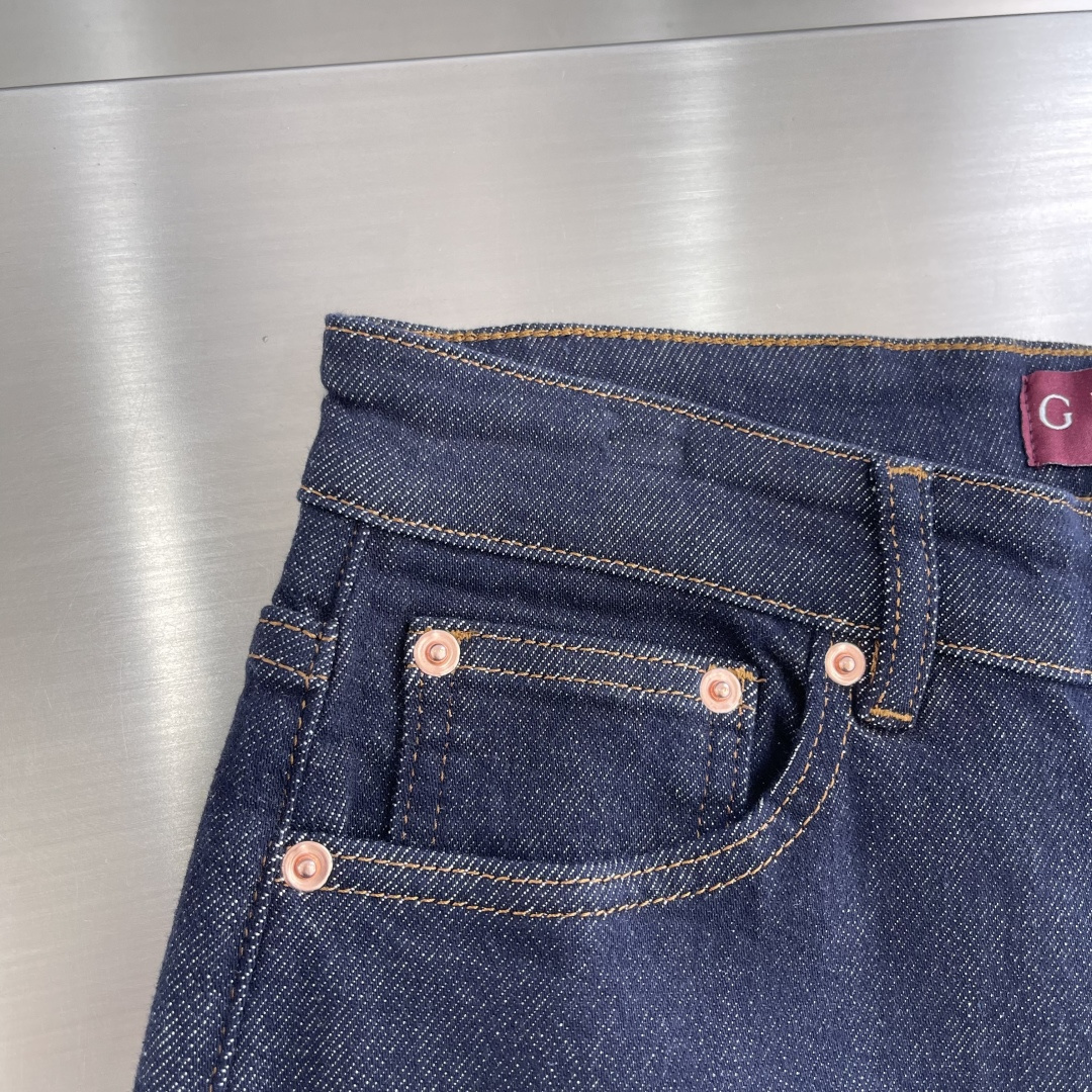 

-GUCC 2025早秋新款男士牛仔裤！
贸易级别的代工品,数量极其稀少.精良精细的制作工艺程度已经
