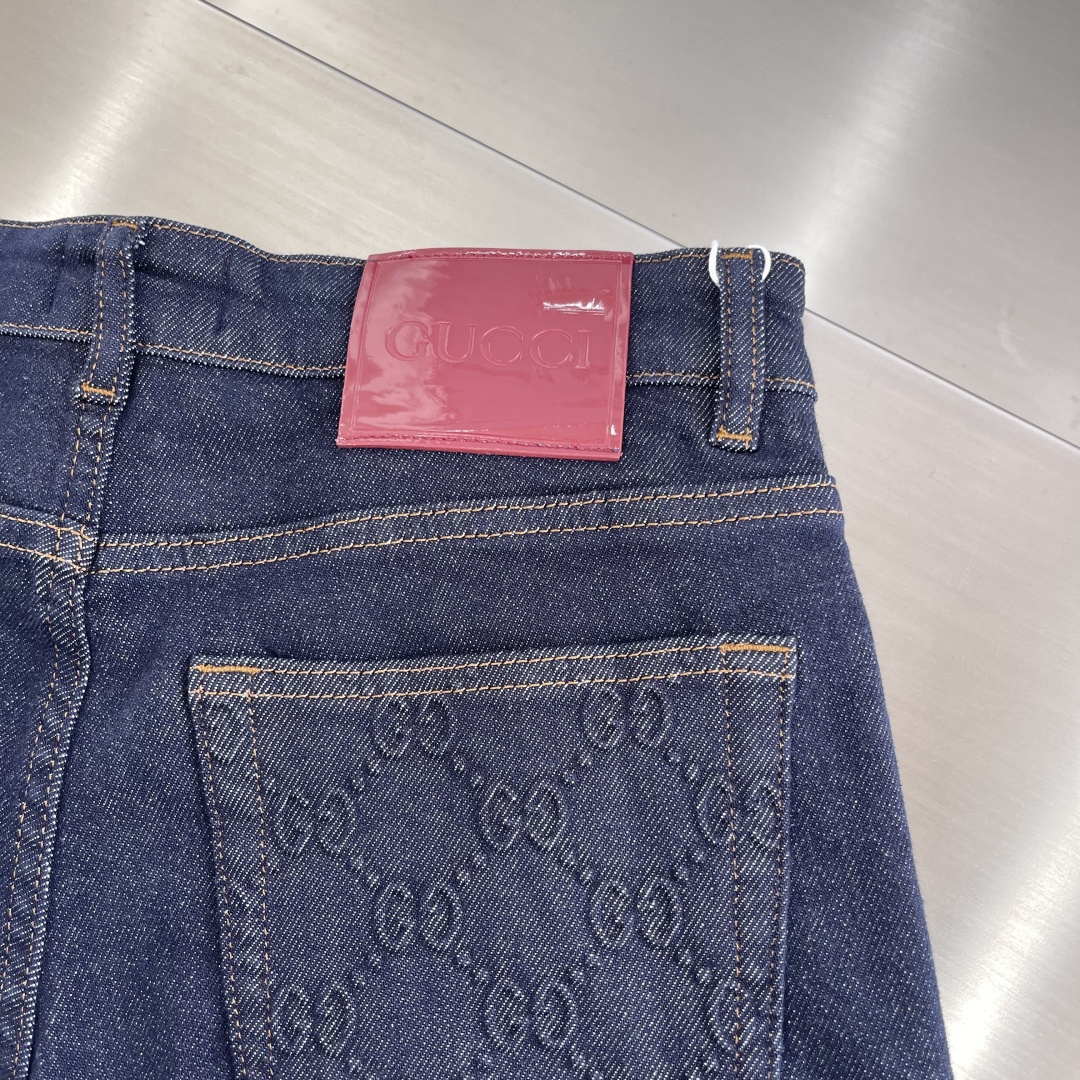 

-GUCC 2025早秋新款男士牛仔裤！
贸易级别的代工品,数量极其稀少.精良精细的制作工艺程度已经