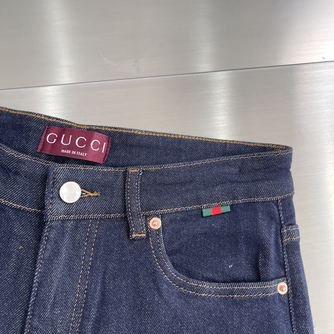 

-GUCC 2025早秋新款男士牛仔裤！
贸易级别的代工品,数量极其稀少.精良精细的制作工艺程度已经