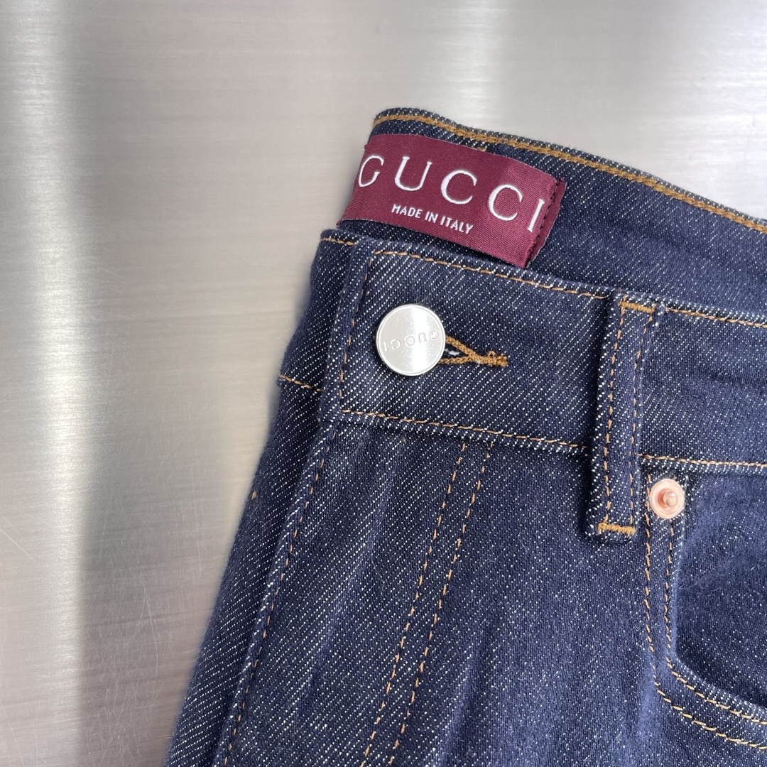 

-GUCC 2025早秋新款男士牛仔裤！
贸易级别的代工品,数量极其稀少.精良精细的制作工艺程度已经