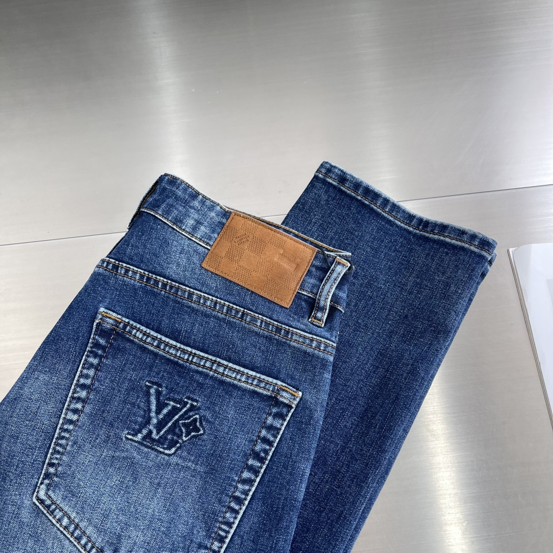 

-驴牌    25fw新款牛仔裤 高端品质 面料带弹力 版型好 后口袋logo压纹设计 时尚感强 任