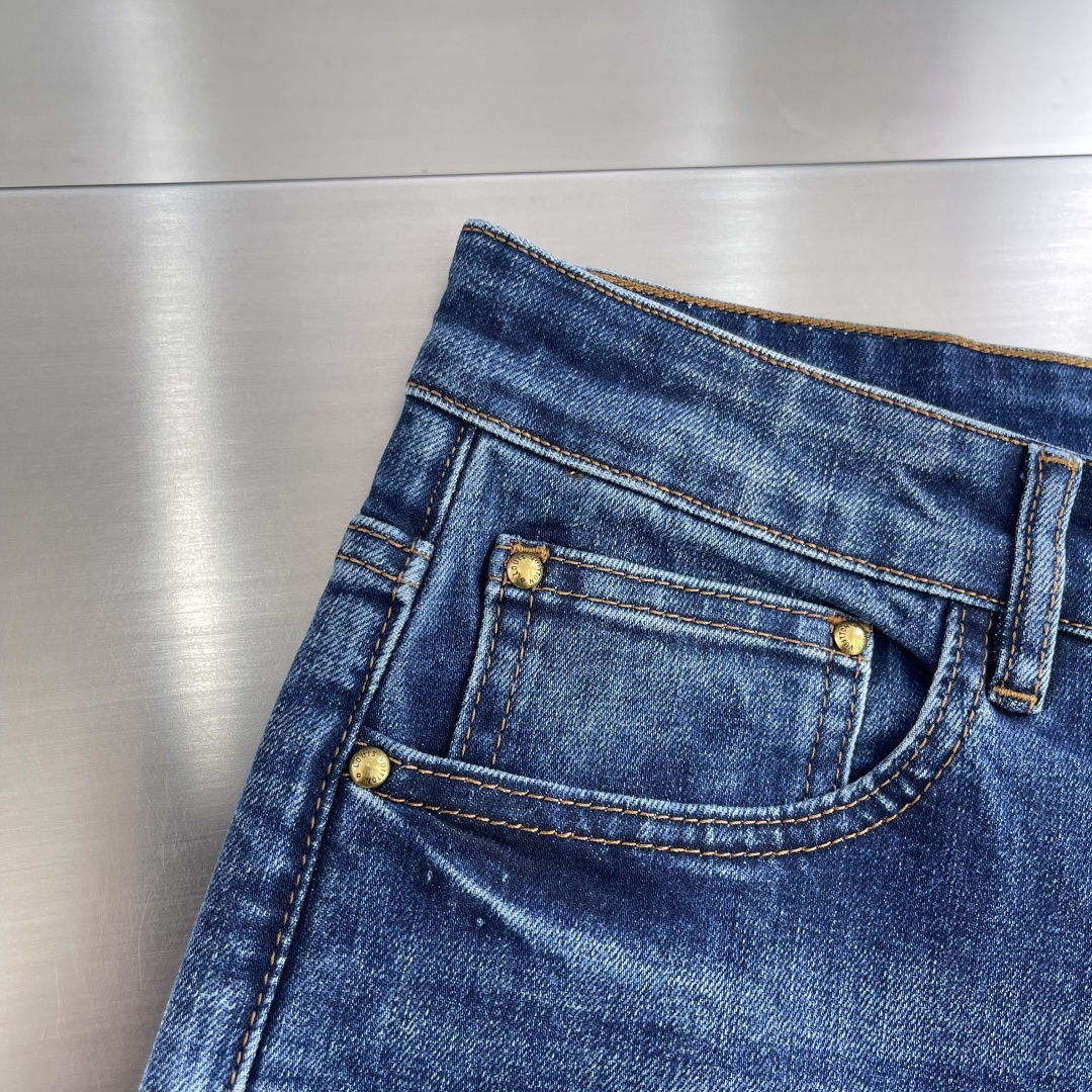 

-驴牌    25fw新款牛仔裤 高端品质 面料带弹力 版型好 后口袋logo压纹设计 时尚感强 任