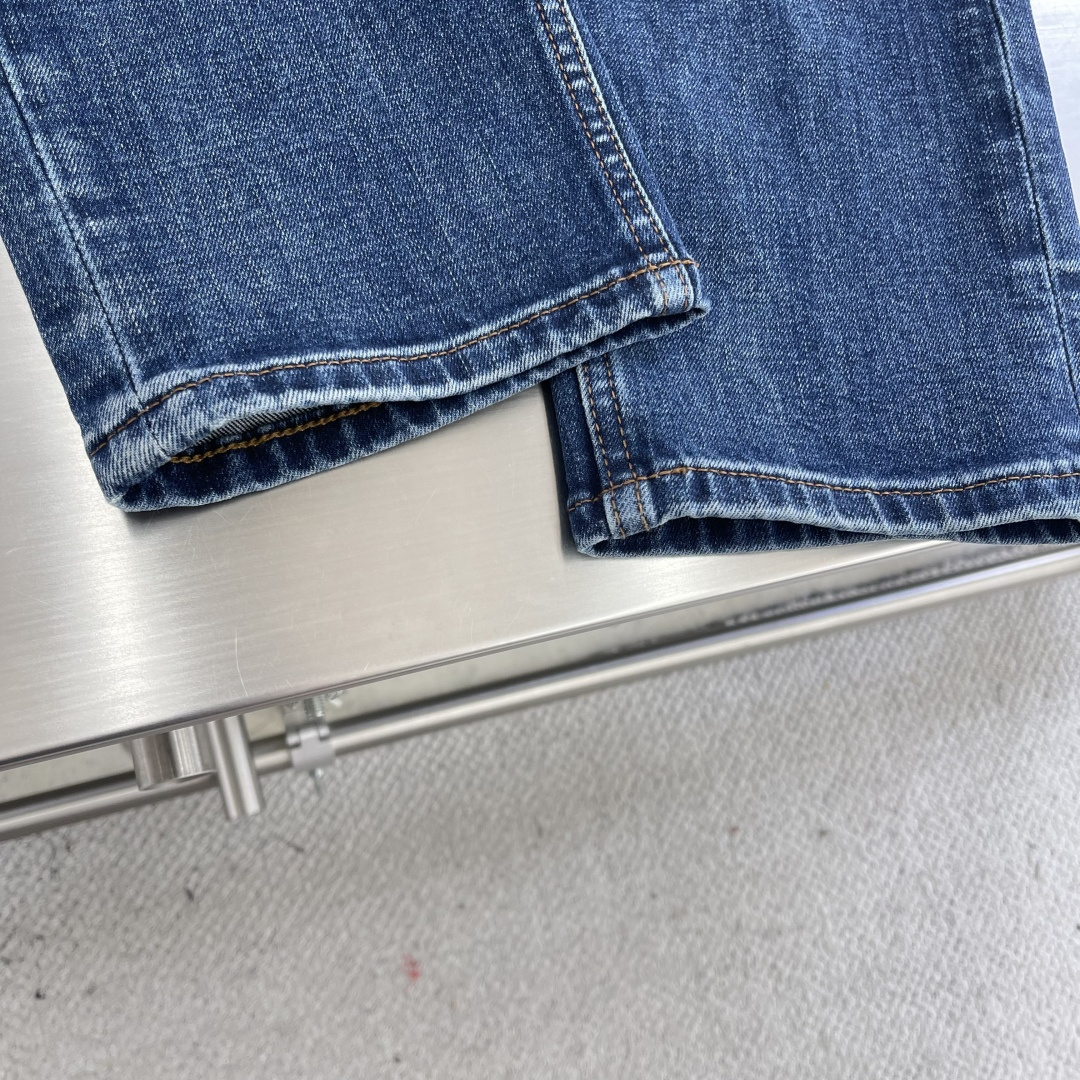 

-驴牌    25fw新款牛仔裤 高端品质 面料带弹力 版型好 后口袋logo压纹设计 时尚感强 任