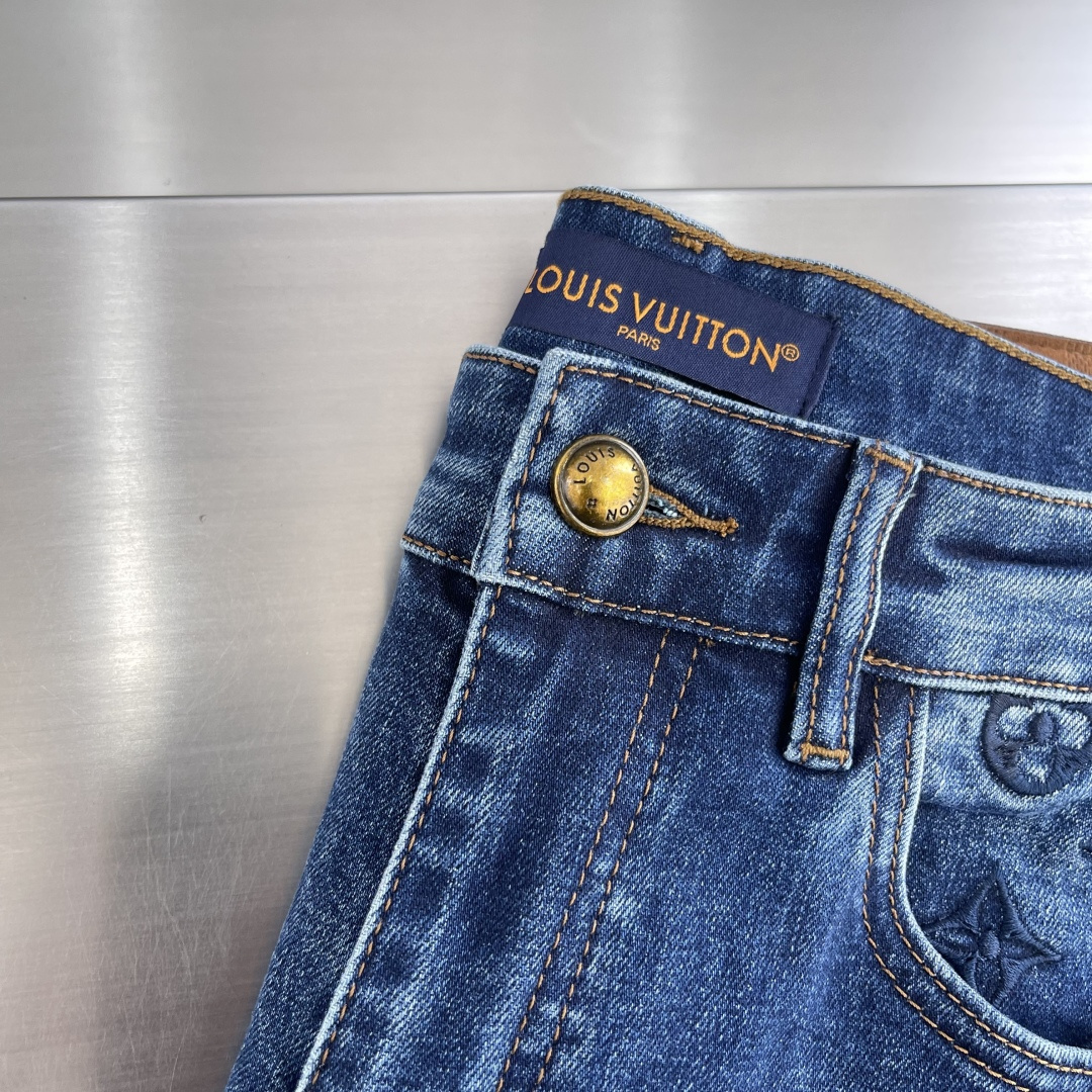 

-驴牌    25fw新款牛仔裤 高端品质 面料带弹力 版型好 后口袋logo压纹设计 时尚感强 任