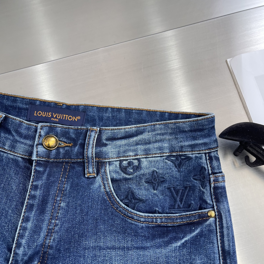 

-驴牌    25fw新款牛仔裤 高端品质 面料带弹力 版型好 后口袋logo压纹设计 时尚感强 任