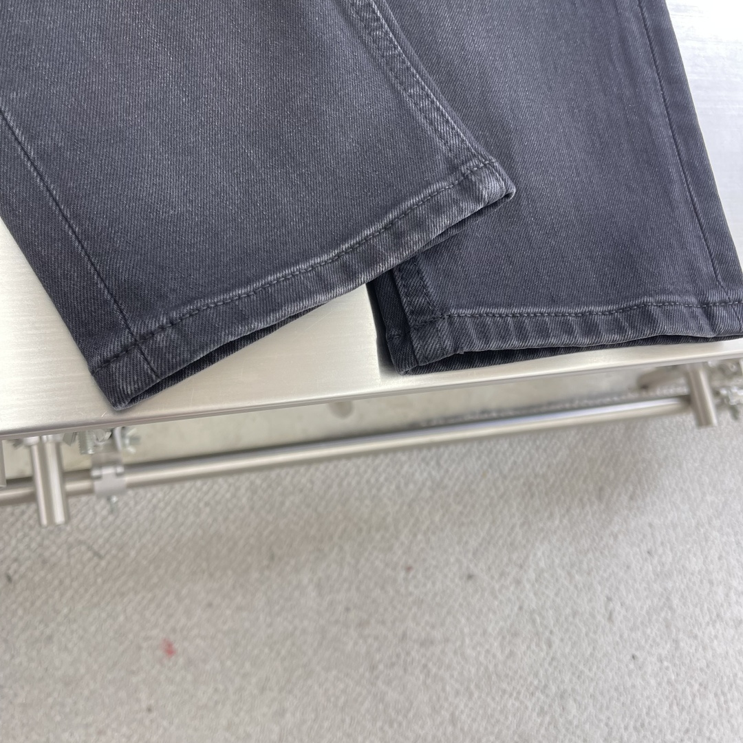 

-驴牌    25fw新款牛仔裤 王者风范 后口袋1V+字母格子元素印花！ 
非凡品质 好货不多说 