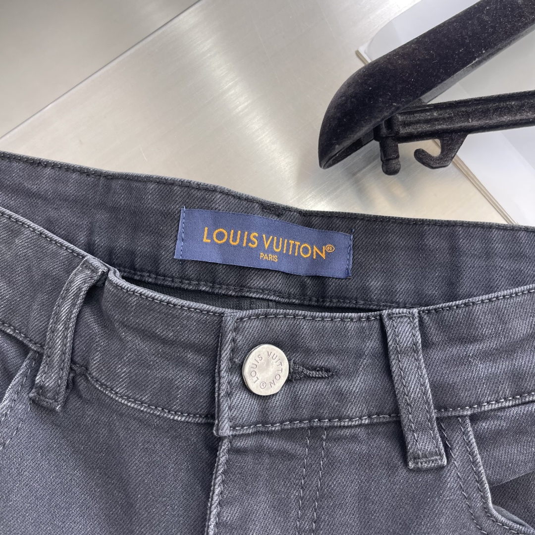 

-驴牌    25fw新款牛仔裤 王者风范 后口袋1V+字母格子元素印花！ 
非凡品质 好货不多说 