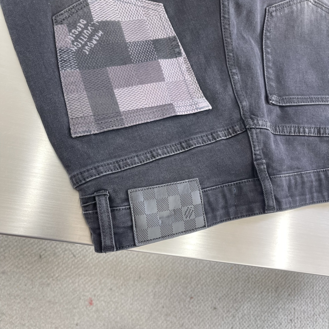 

-驴牌    25fw新款牛仔裤 王者风范 后口袋1V+字母格子元素印花！ 
非凡品质 好货不多说 