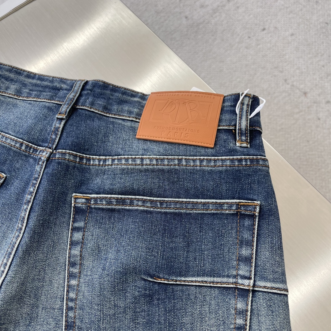 

-Dio   25fw新品牛仔裤  原色系 面料带弹力 舒适度高 立体剪裁 裤脚卷边搭配时尚印花字母