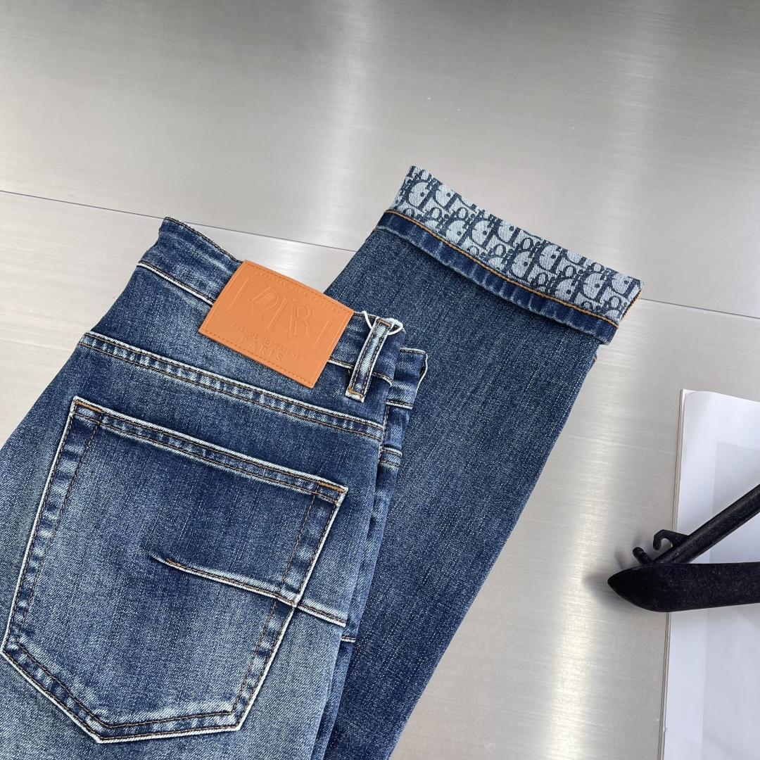 

-Dio   25fw新品牛仔裤  原色系 面料带弹力 舒适度高 立体剪裁 裤脚卷边搭配时尚印花字母