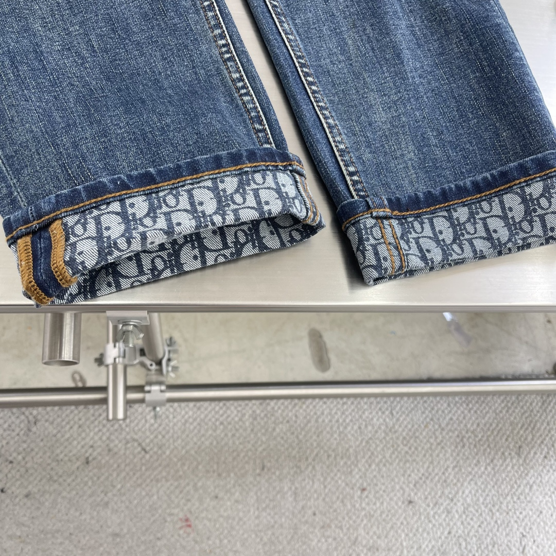 

-Dio   25fw新品牛仔裤  原色系 面料带弹力 舒适度高 立体剪裁 裤脚卷边搭配时尚印花字母