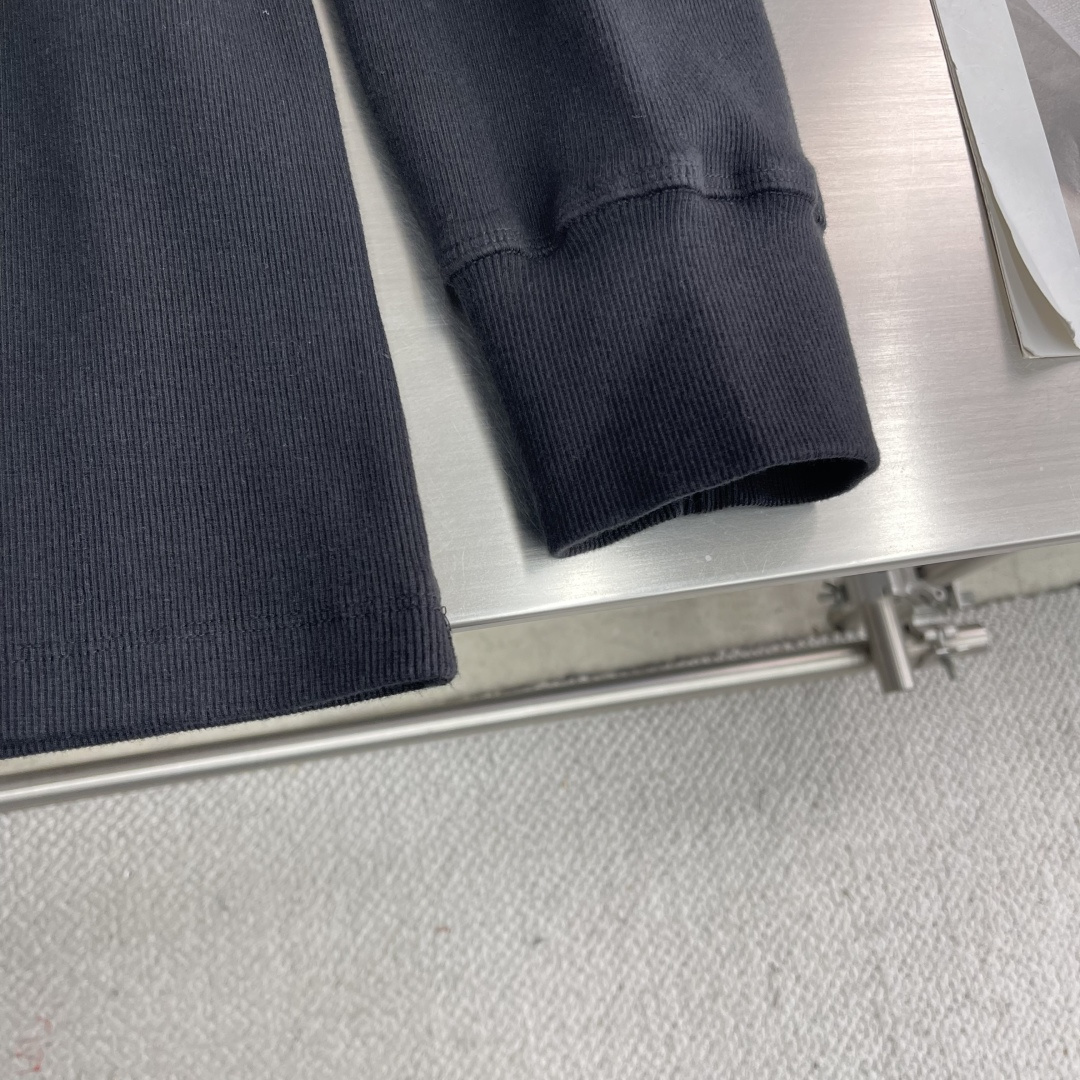 -LOEW Anagram 刺绣长袖 定制密织绵纹罗纹棉粹 柔韧细腻 舒适贴肤 以一抹纯粹的白色为底色 极致的简约美 -LOEW Anagram 刺绣长袖 定制密织绵纹罗纹棉粹 柔韧细腻 舒适贴肤 以一抹纯粹的白色为底色 极致的简约美