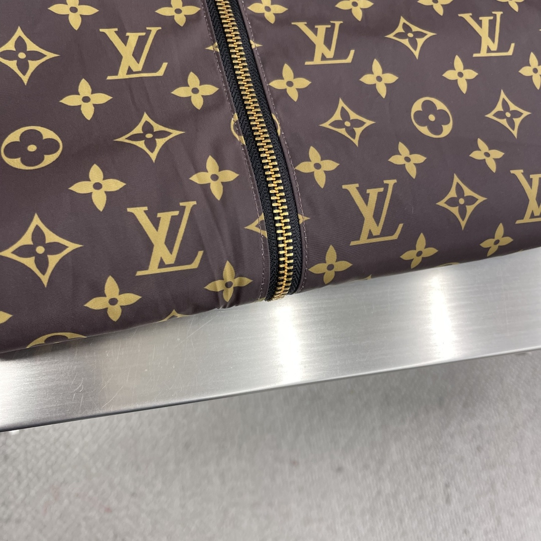 

-驴牌       25ss新款Nigo 联名款 双面连帽拉链夹克，男女同款，高版本！
码数：S.M