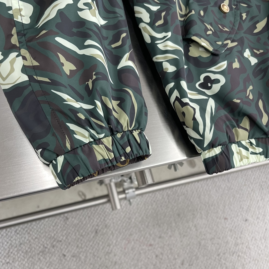 

-驴牌       25ss新款Nigo 联名款 双面连帽拉链夹克，男女同款，高版本！
码数：S.M