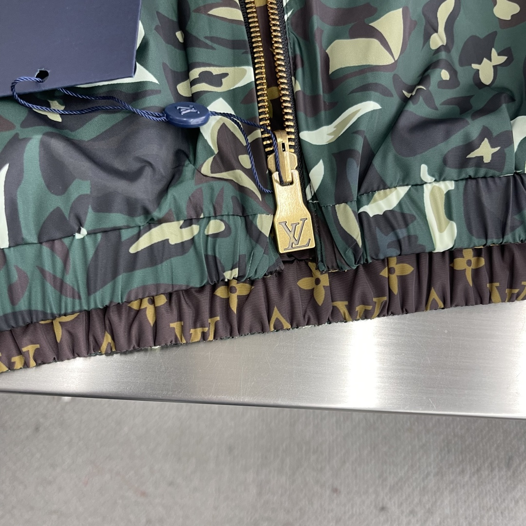 

-驴牌       25ss新款Nigo 联名款 双面连帽拉链夹克，男女同款，高版本！
码数：S.M