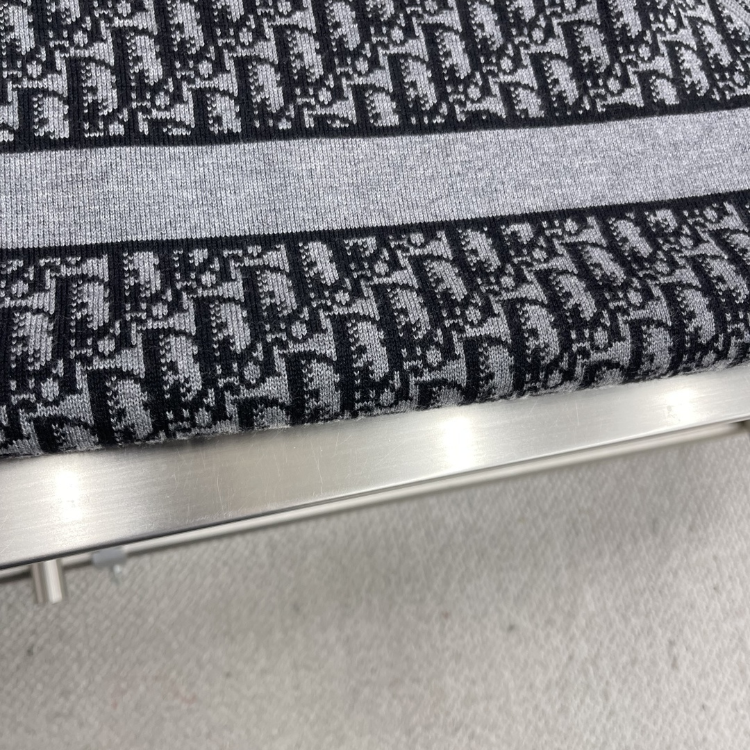 

-Dio     25ss新款双面圆领针织休。采用山羊绒混纺针织面料精心制作，搭配罗纹底边和袖口。一