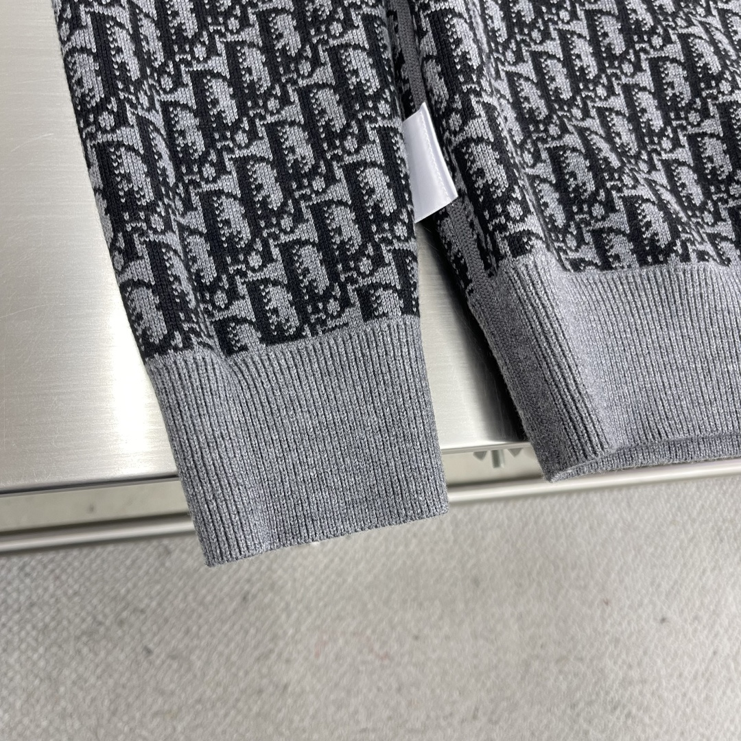 

-Dio     25ss新款双面圆领针织休。采用山羊绒混纺针织面料精心制作，搭配罗纹底边和袖口。一