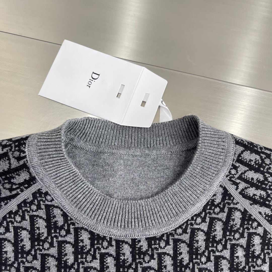 

-Dio     25ss新款双面圆领针织休。采用山羊绒混纺针织面料精心制作，搭配罗纹底边和袖口。一