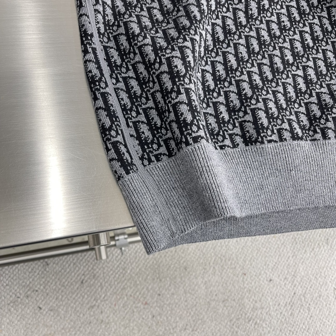 

-Dio     25ss新款双面圆领针织休。采用山羊绒混纺针织面料精心制作，搭配罗纹底边和袖口。一