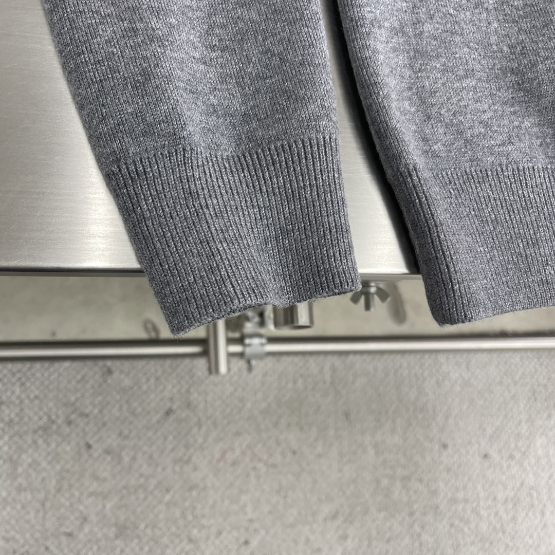 

-Dio     25ss新款双面圆领针织休。采用山羊绒混纺针织面料精心制作，搭配罗纹底边和袖口。一