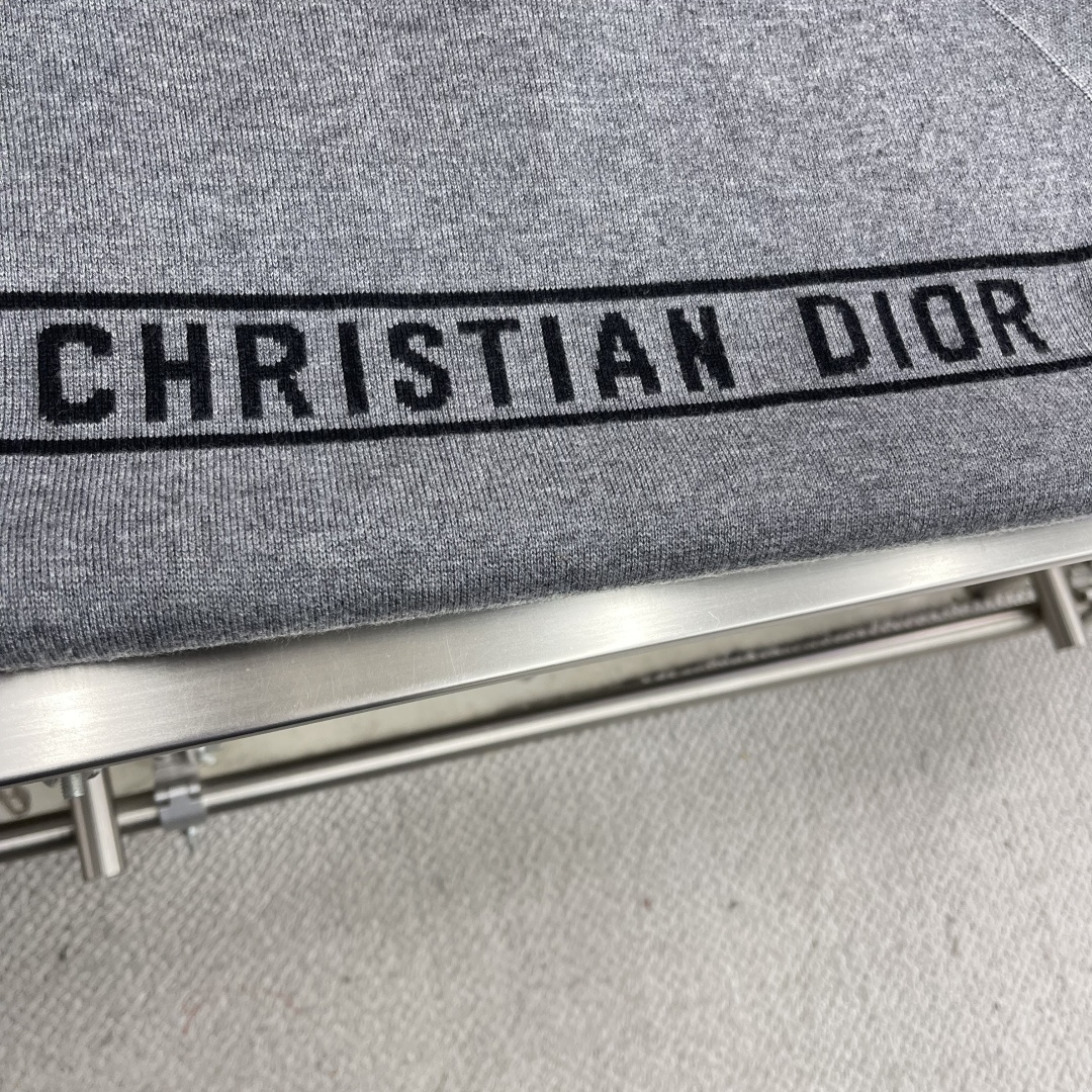 

-Dio     25ss新款双面圆领针织休。采用山羊绒混纺针织面料精心制作，搭配罗纹底边和袖口。一