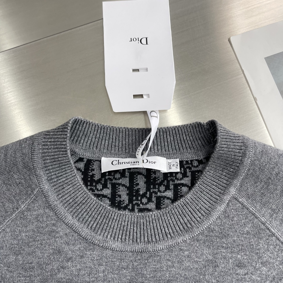 

-Dio     25ss新款双面圆领针织休。采用山羊绒混纺针织面料精心制作，搭配罗纹底边和袖口。一