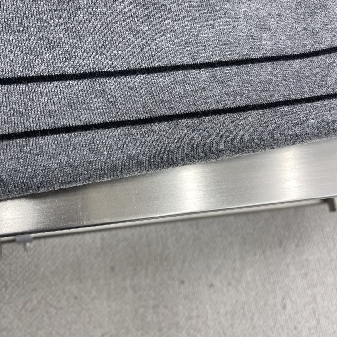 

-Dio     25ss新款双面圆领针织休。采用山羊绒混纺针织面料精心制作，搭配罗纹底边和袖口。一