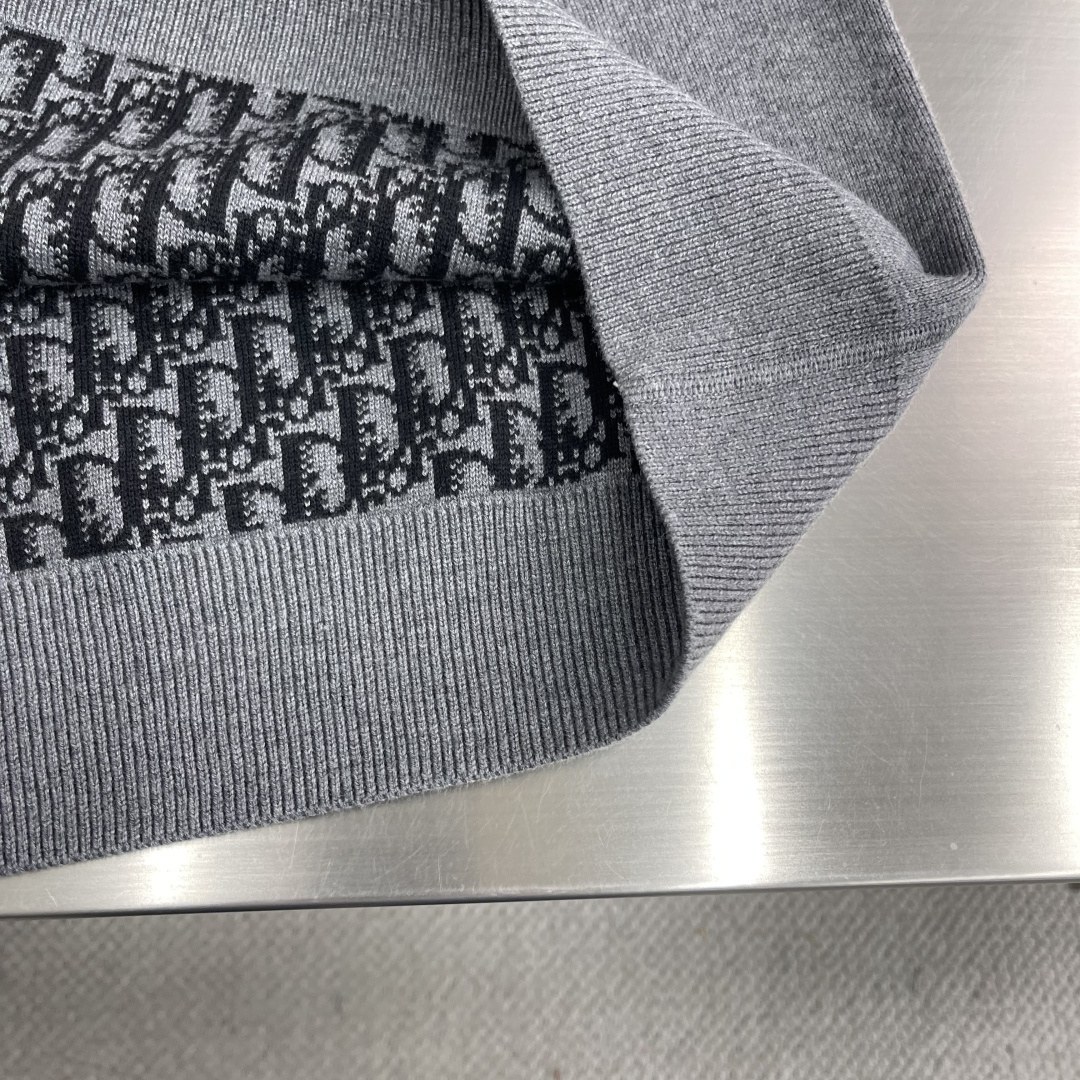 

-Dio     25ss新款双面圆领针织休。采用山羊绒混纺针织面料精心制作，搭配罗纹底边和袖口。一