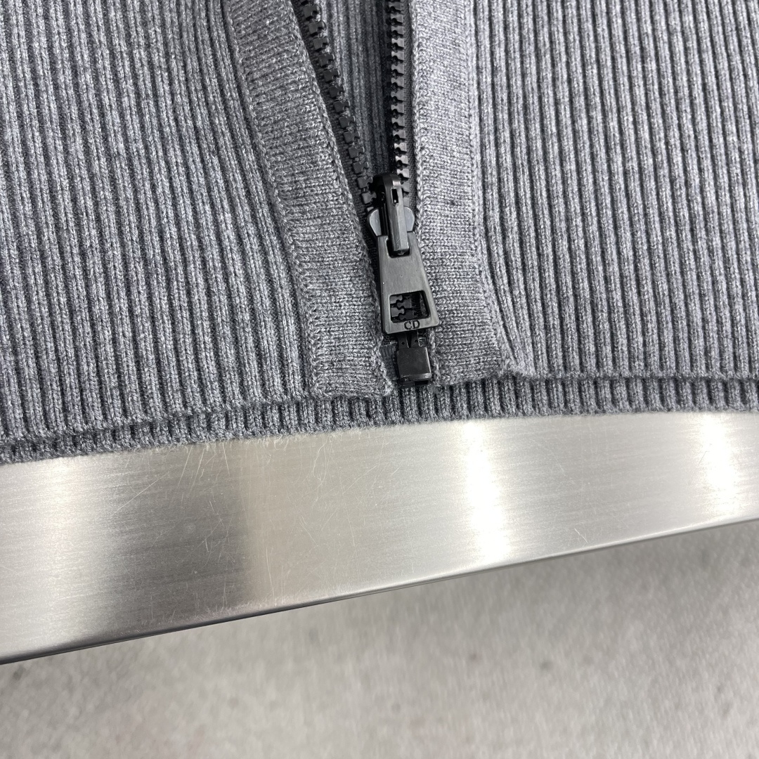 

-Dio      25ss新款开衫重新诠释了 Dio 的经典标识。采用山羊绒混纺针织面料精心制作，