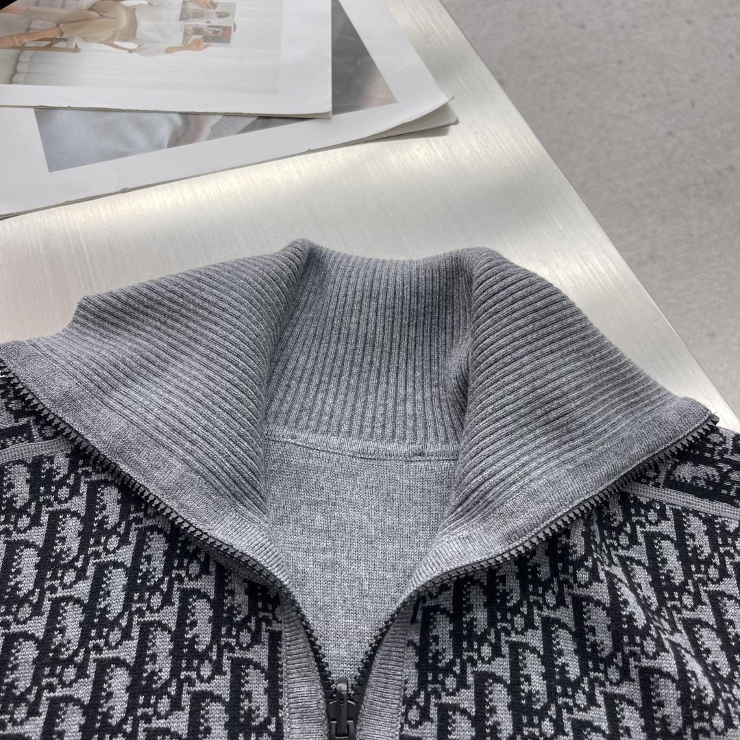 

-Dio      25ss新款开衫重新诠释了 Dio 的经典标识。采用山羊绒混纺针织面料精心制作，