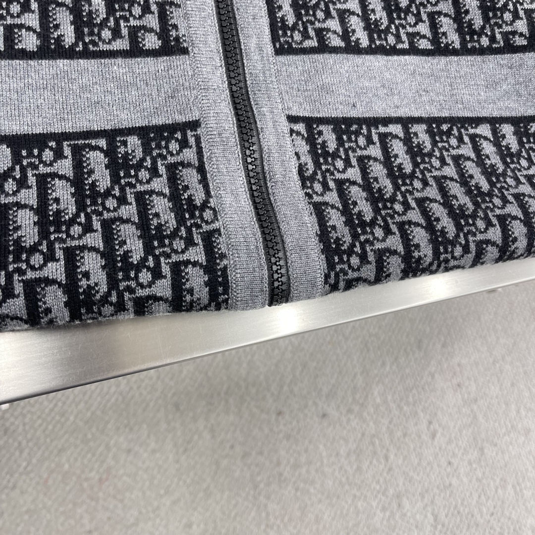 

-Dio      25ss新款开衫重新诠释了 Dio 的经典标识。采用山羊绒混纺针织面料精心制作，