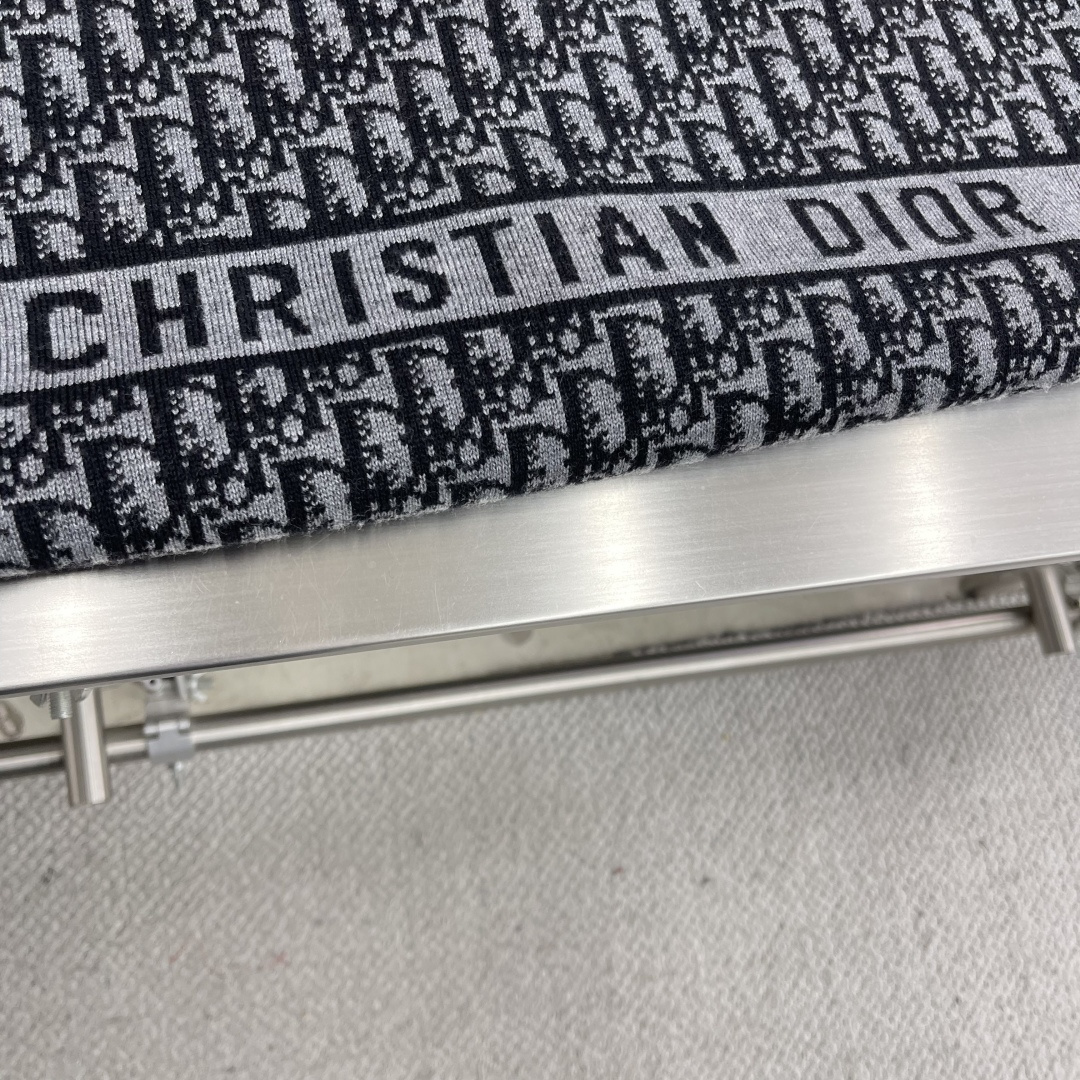 

-Dio      25ss新款开衫重新诠释了 Dio 的经典标识。采用山羊绒混纺针织面料精心制作，